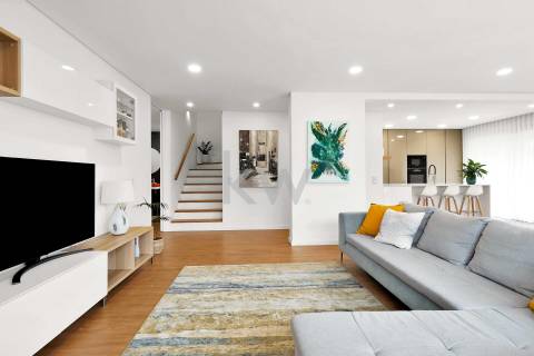 Moradia T4 Independente - Contemporânea, na encosta de Valbom, Gondomar