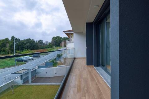 Moradia T4 Independente - Contemporânea, na encosta de Valbom, Gondomar