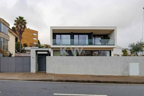 Moradia T4 Independente - Contemporânea, na encosta de Valbom, Gondomar