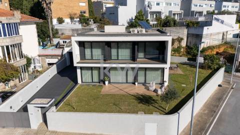 Moradia T4 Independente - Contemporânea, na encosta de Valbom, Gondomar
