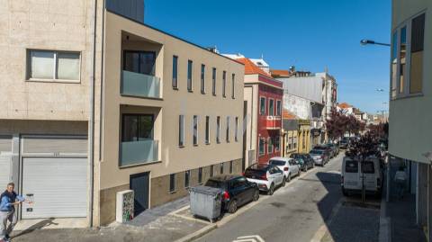 T2+1,  duplex, Rua França Júnior (Matosinhos Centro), novo a estrear, com 107m2