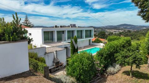 Moradia T5 com piscina e jardim em Santo Tirso