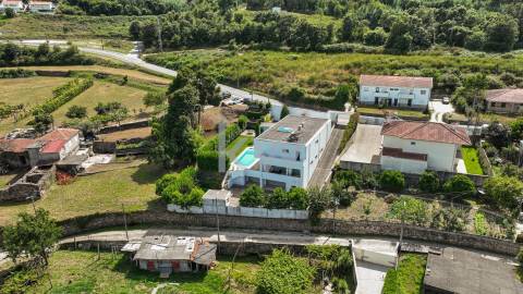 Moradia T5 com piscina e jardim em Santo Tirso