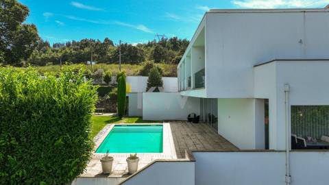 Moradia T5 com piscina e jardim em Santo Tirso