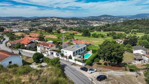 Moradia T5 com piscina e jardim em Santo Tirso