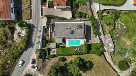 Moradia T5 com piscina e jardim em Santo Tirso