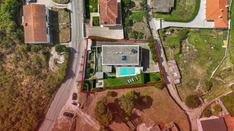 Moradia T5 com piscina e jardim em Santo Tirso