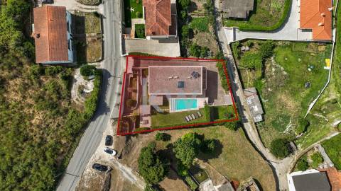 Moradia T5 com piscina e jardim em Santo Tirso