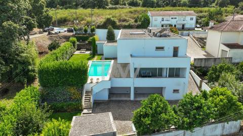 Moradia T5 com piscina e jardim em Santo Tirso