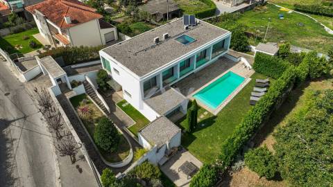 Moradia T5 com piscina e jardim em Santo Tirso