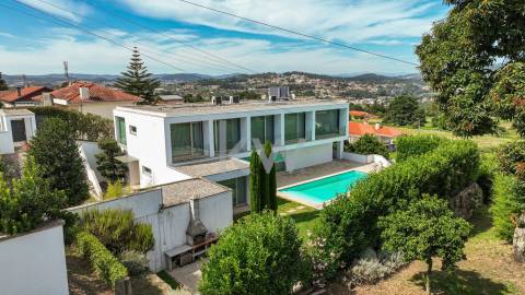 Moradia T5 com piscina e jardim em Santo Tirso