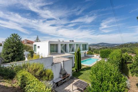 Moradia T5 com piscina e jardim em Santo Tirso