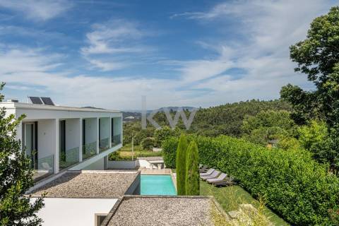 Moradia T5 com piscina e jardim em Santo Tirso
