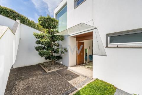 Moradia T5 com piscina e jardim em Santo Tirso