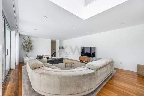 Moradia T5 com piscina e jardim em Santo Tirso