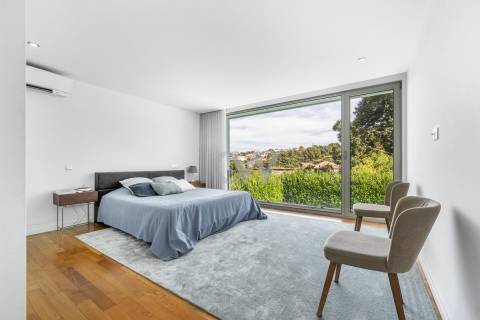 Moradia T5 com piscina e jardim em Santo Tirso