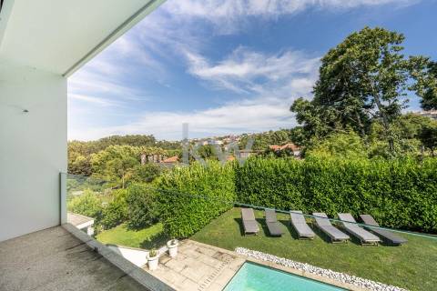 Moradia T5 com piscina e jardim em Santo Tirso