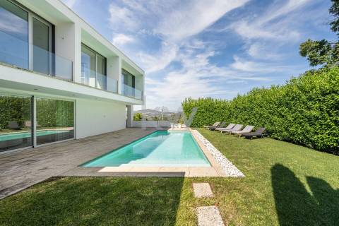 Moradia T5 com piscina e jardim em Santo Tirso