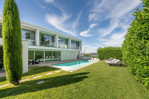 Moradia T5 com piscina e jardim em Santo Tirso