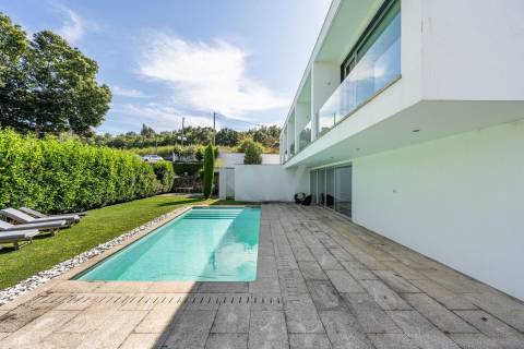 Moradia T5 com piscina e jardim em Santo Tirso