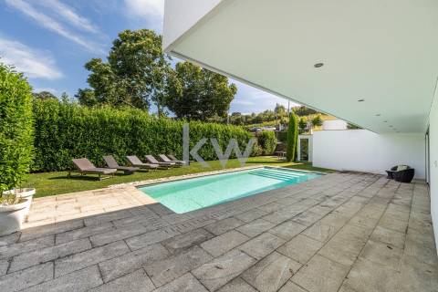 Moradia T5 com piscina e jardim em Santo Tirso