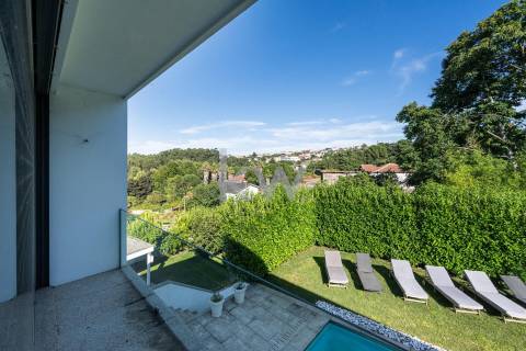 Moradia T5 com piscina e jardim em Santo Tirso