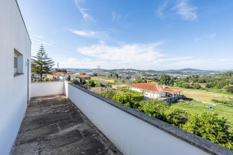 Moradia T5 com piscina e jardim em Santo Tirso