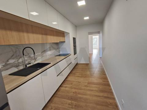 Apartamento T2 na Estrada Exterior da Circunvalação na Senhora da Hora