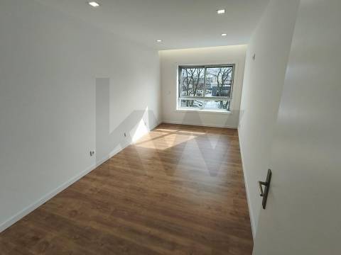 Apartamento T2 na Estrada Exterior da Circunvalação na Senhora da Hora