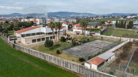 Moradia de luxo com 4 suites, piscina interior e court de ténis