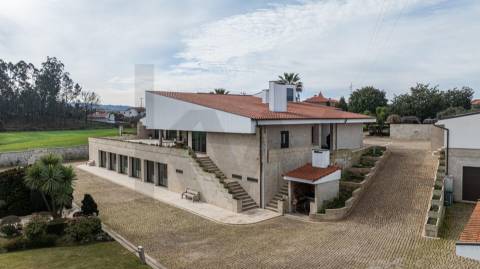 Moradia de luxo com 4 suites, piscina interior e court de ténis