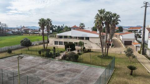 Moradia de luxo com 4 suites, piscina interior e court de ténis