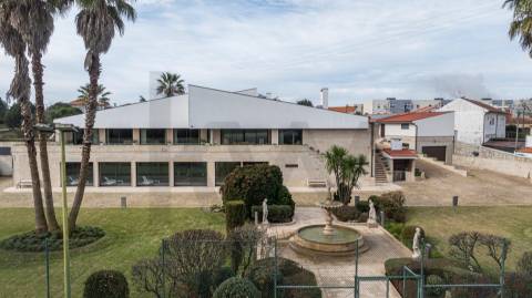 Moradia de luxo com 4 suites, piscina interior e court de ténis