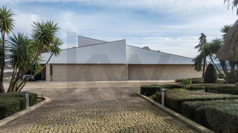 Moradia de luxo com 4 suites, piscina interior e court de ténis