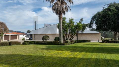 Moradia de luxo com 4 suites, piscina interior e court de ténis