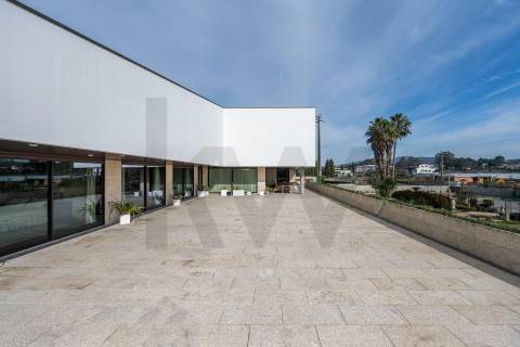 Moradia de luxo com 4 suites, piscina interior e court de ténis