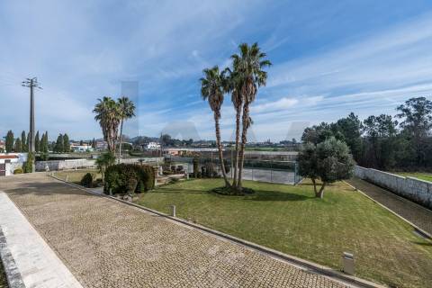 Moradia de luxo com 4 suites, piscina interior e court de ténis