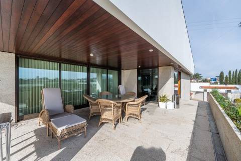 Moradia de luxo com 4 suites, piscina interior e court de ténis