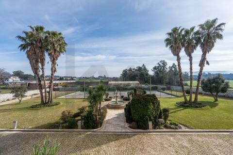 Moradia de luxo com 4 suites, piscina interior e court de ténis