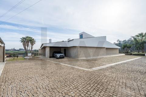 Moradia de luxo com 4 suites, piscina interior e court de ténis