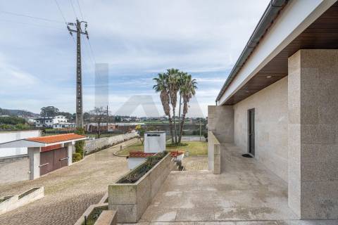 Moradia de luxo com 4 suites, piscina interior e court de ténis