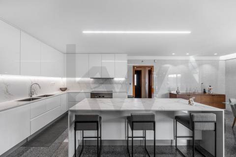 Moradia de luxo com 4 suites, piscina interior e court de ténis