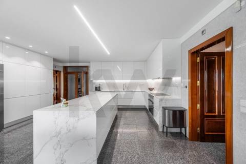 Moradia de luxo com 4 suites, piscina interior e court de ténis