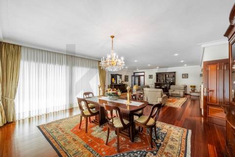 Moradia de luxo com 4 suites, piscina interior e court de ténis