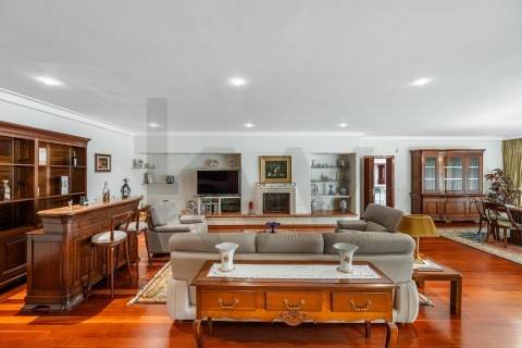 Moradia de luxo com 4 suites, piscina interior e court de ténis