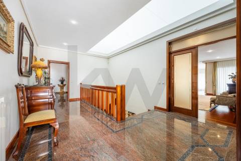 Moradia de luxo com 4 suites, piscina interior e court de ténis