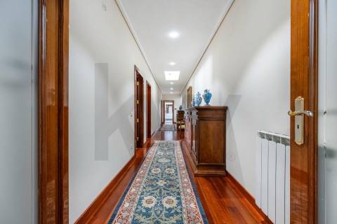 Moradia de luxo com 4 suites, piscina interior e court de ténis