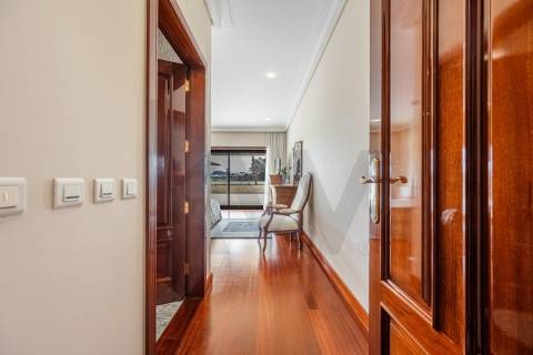 Moradia de luxo com 4 suites, piscina interior e court de ténis