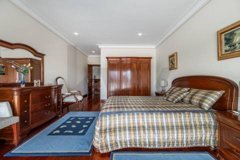 Moradia de luxo com 4 suites, piscina interior e court de ténis