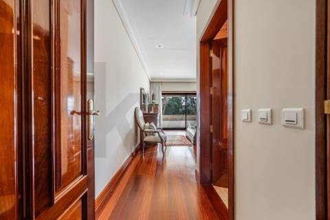 Moradia de luxo com 4 suites, piscina interior e court de ténis